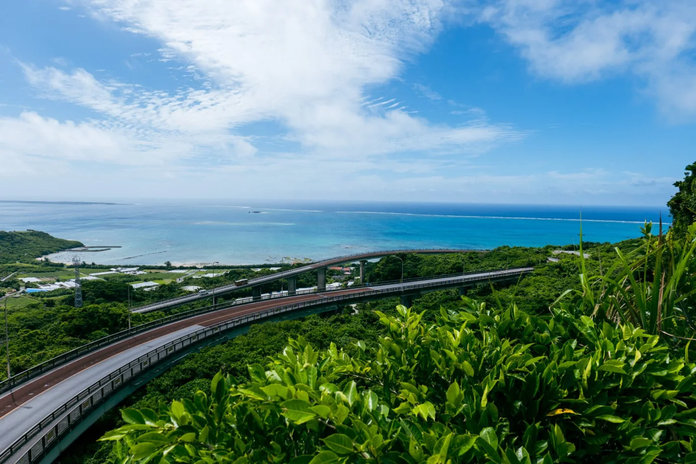 沖繩 NIRAI KANAI 橋,沿著綠色山丘通往湛藍太平洋的自駕公路
