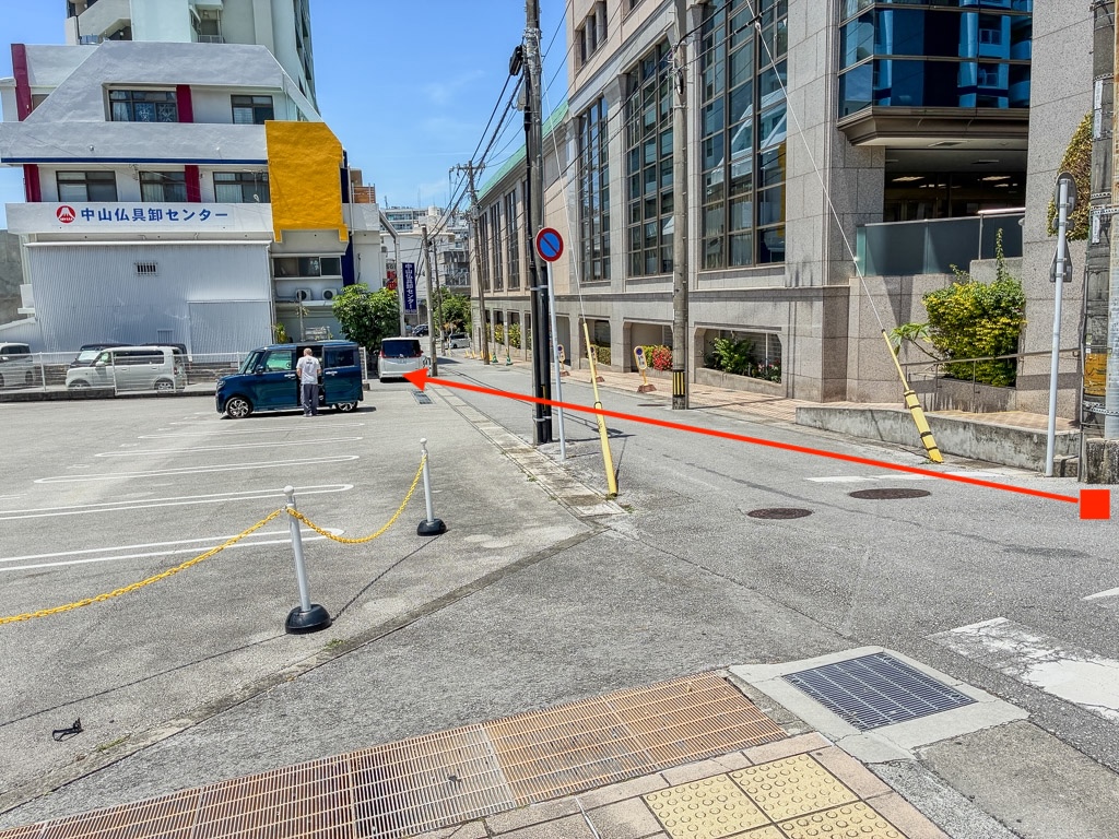 匹茲堡論壇 對面馬路免費停車場 紅色箭頭指引