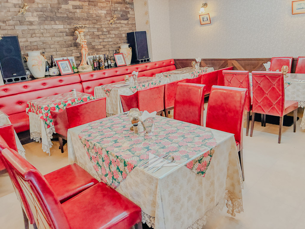 匹茲堡論壇 紅色皮沙發 花卉桌布 復古用餐空間