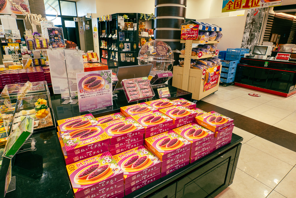 御菓子御殿 名護店 紅芋塔伴手禮陳列