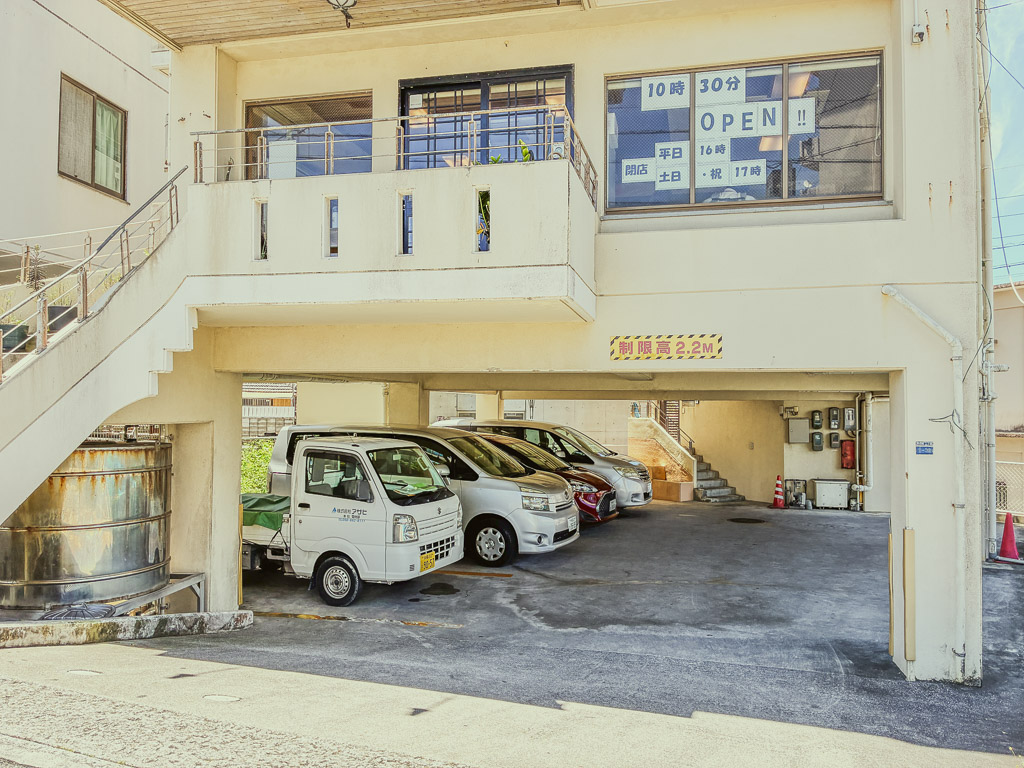 東江そば本店一樓停車場｜限高 2.2M、可停 4 台