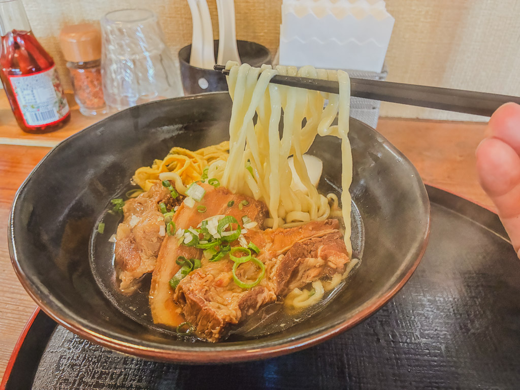 東江そば本店 自家製生麵｜Q 彈麵條挑起的一刻