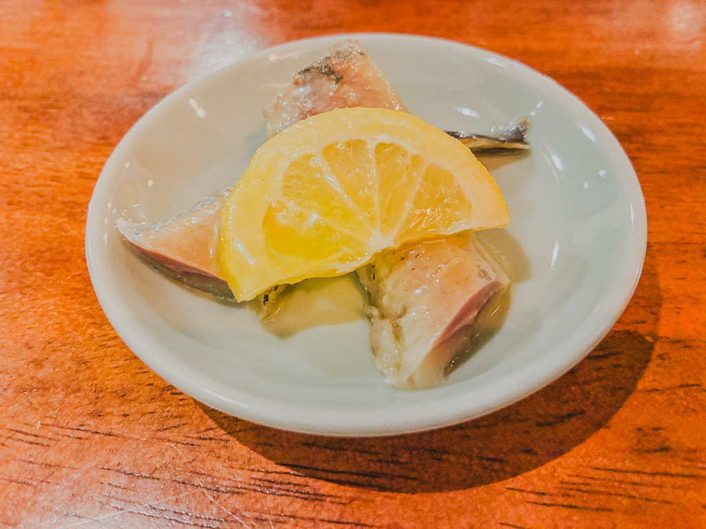 ALGOS DELI×HAMBURG（アルゴス デリ×ハンバーグ）お通し — 小盤裝魚肉與檸檬片