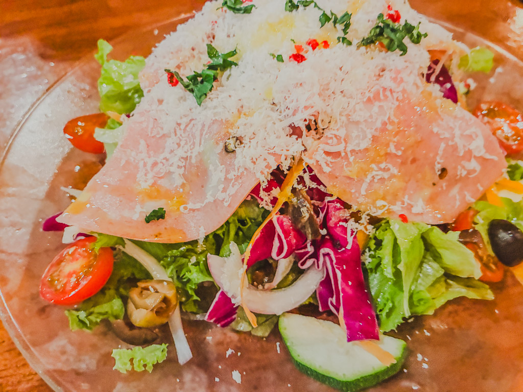 ALGOS DELI×HAMBURG（アルゴス デリ×ハンバーグ）義式生火腿帕馬森沙拉 — 生火腿與刨碎起司、新鮮蔬菜