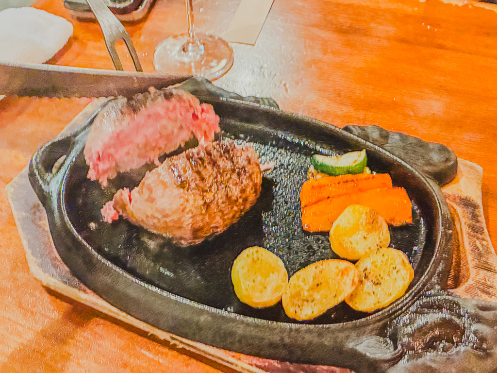 ALGOS DELI×HAMBURG（アルゴス デリ×ハンバーグ）漢堡排切面 — 切開後中間粉嫩的 medium rare 肉色