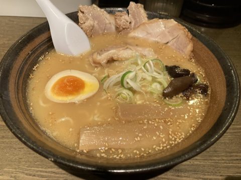 札幌拉麵濃郁味噌湯頭與粗捲麵