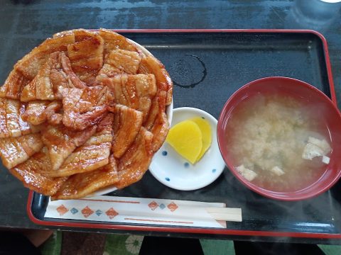 帶廣豚丼厚切豬肉淋上甜鹹醬汁