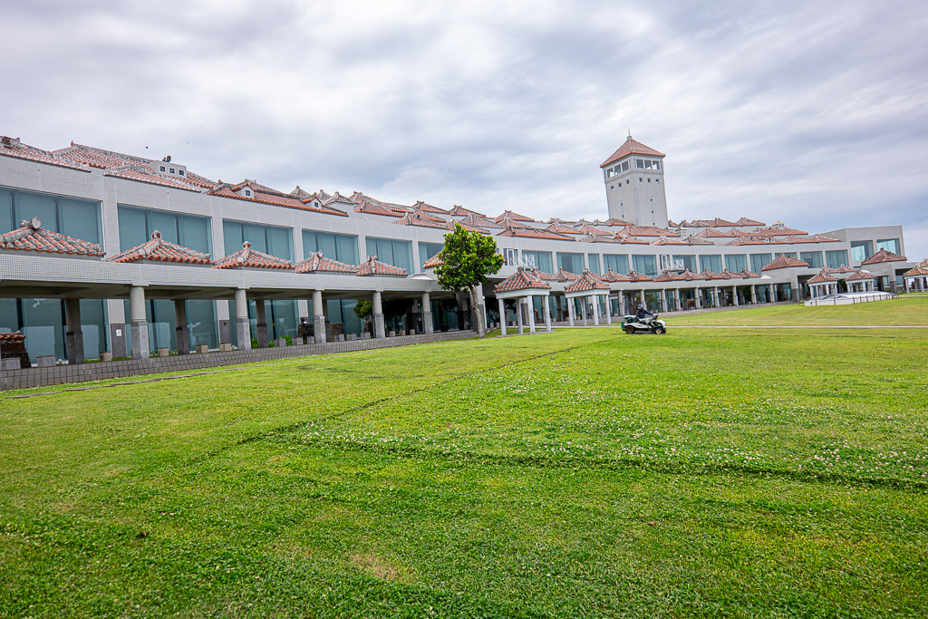 平和祈念資料館全景 — 草地廣場與琉球紅瓦迴廊和平和祈念堂塔