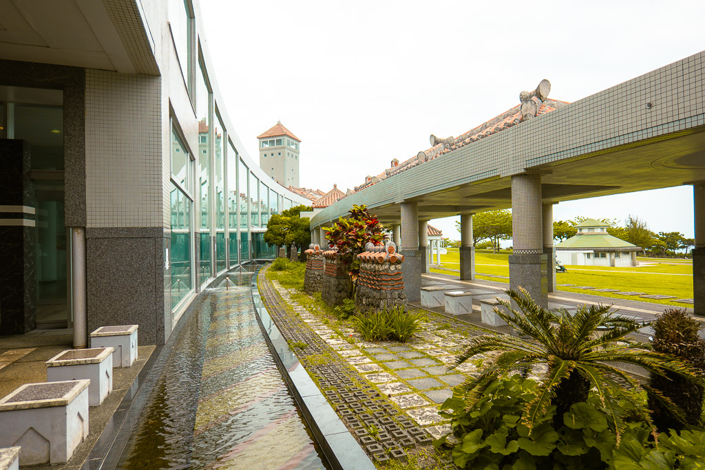 平和祈念資料館迴廊與水景 — 琉球紅瓦平和祈念堂塔風景