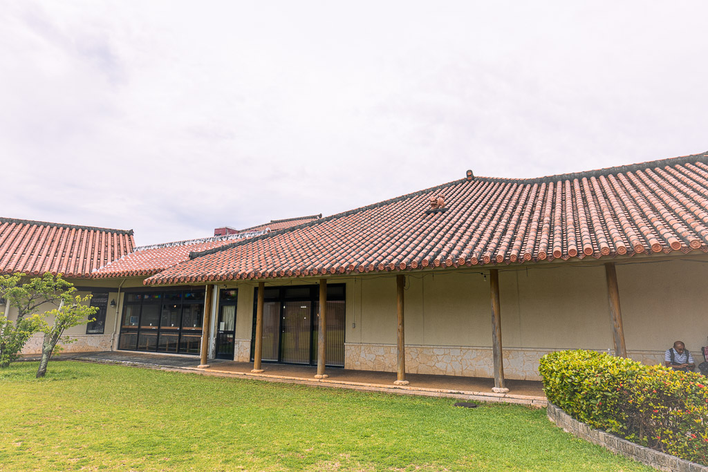 琉球王國村 — 100 年以上琉球古民家紅瓦屋頂與迴廊