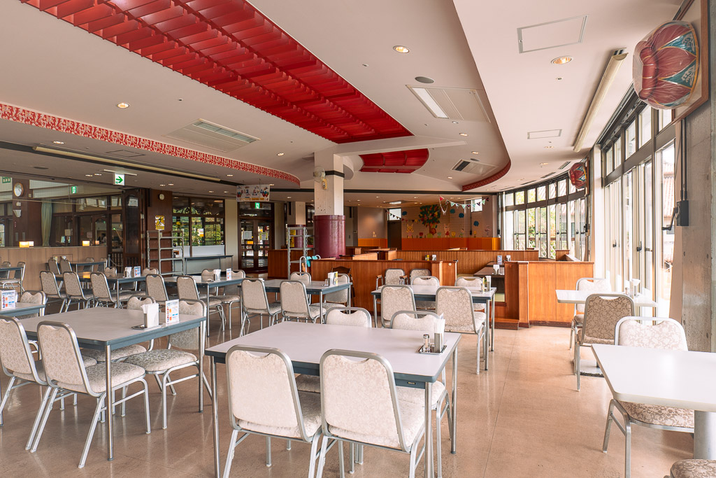 沖繩世界餐廳 — 琉球紅瓦天花板與整齊餐桌的店內
