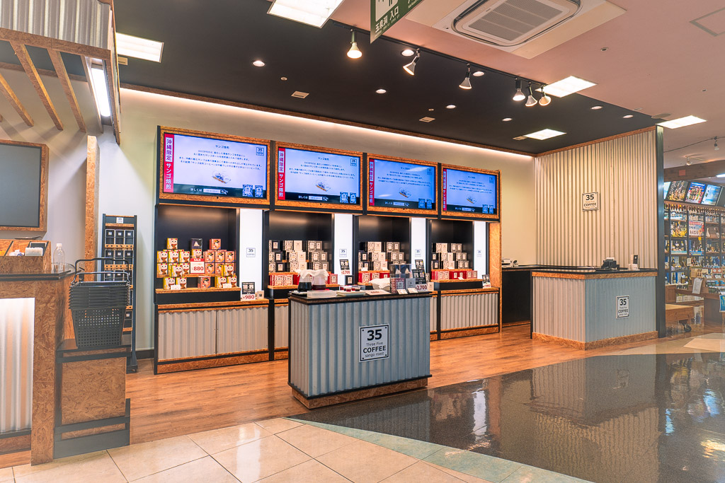 35° COFFEE 櫃台 — 沖繩當地咖啡品牌店內裝潢