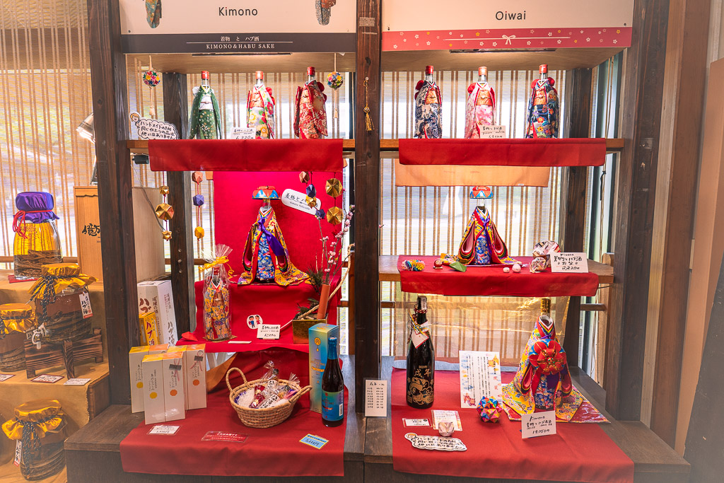沖繩世界琉球服飾區 — Kimono・Oiwai 琉球紅型娃娃與泡盛酒瓶
