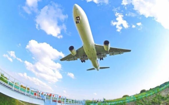 飛機從千里川堤上方低空通過