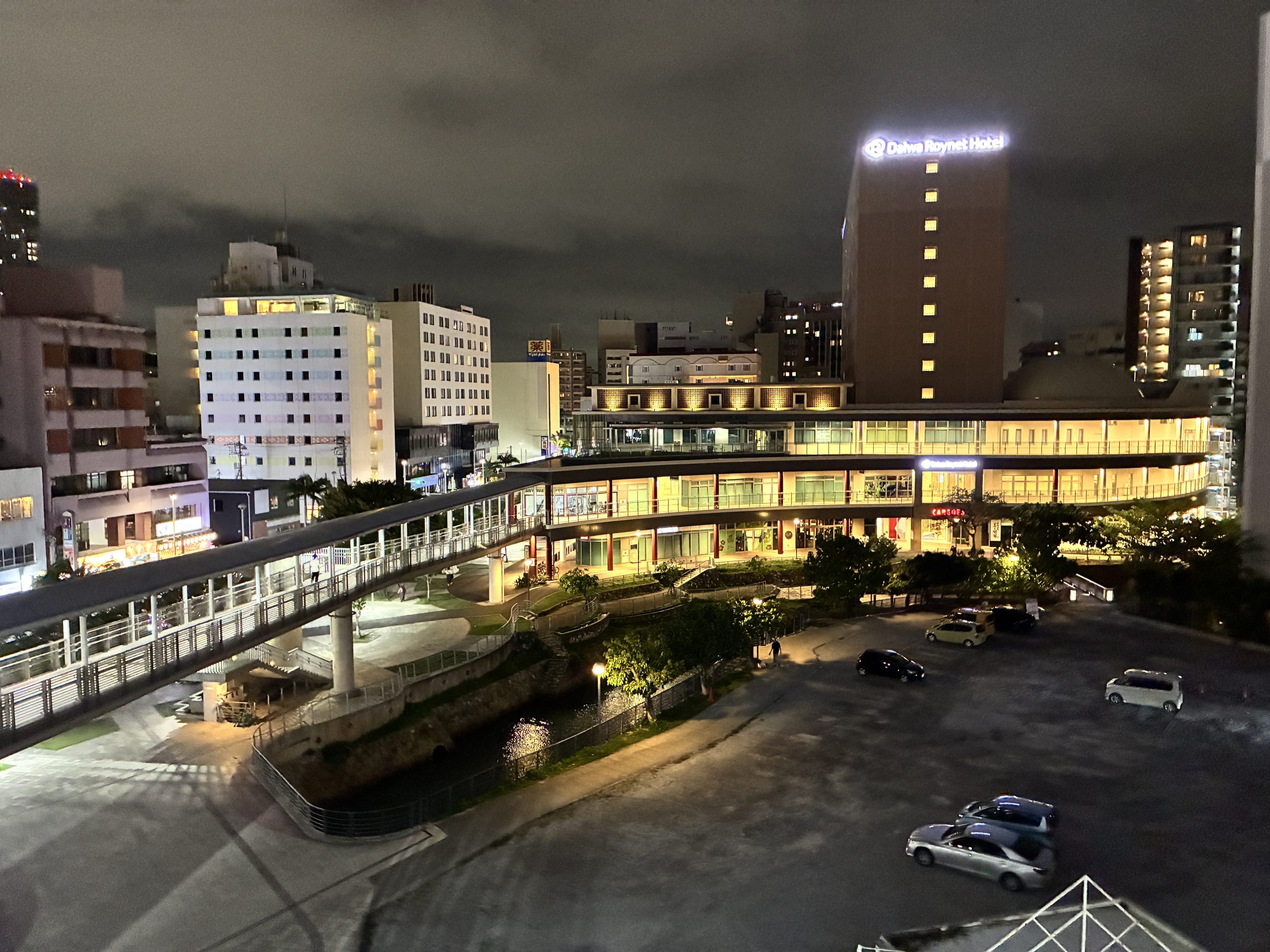 那霸市區夜景｜陰天下亮起燈光的飯店
