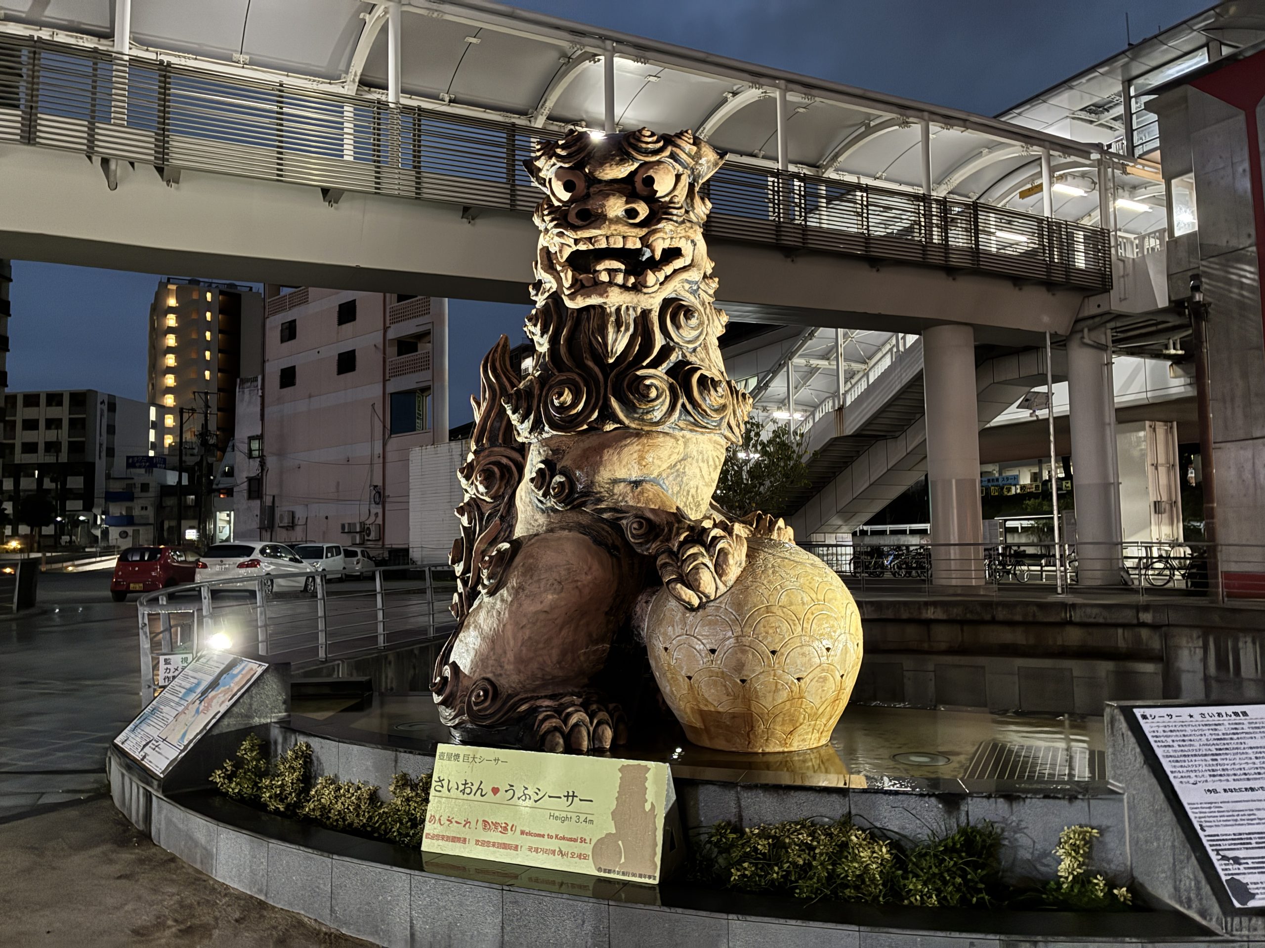國際通夜景｜獅子（シーサー）裝飾