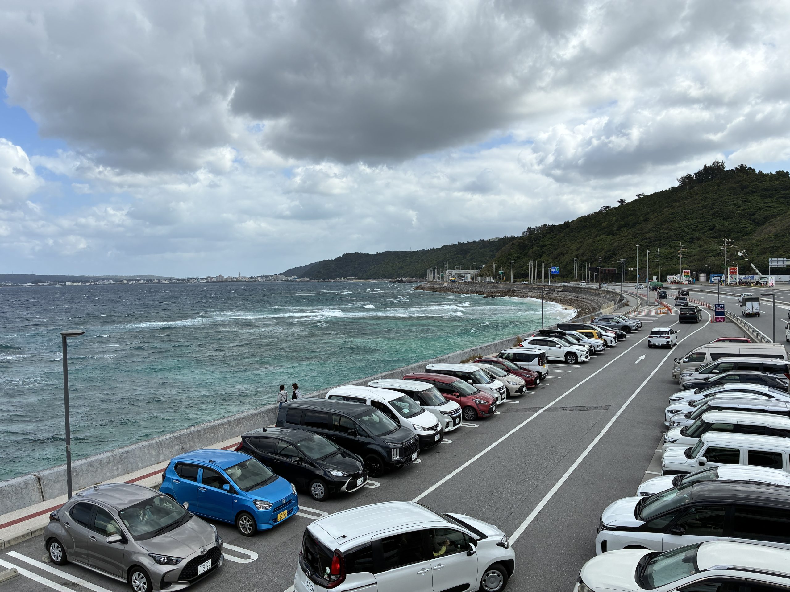 沖繩雨天海邊停車場｜租車排排停