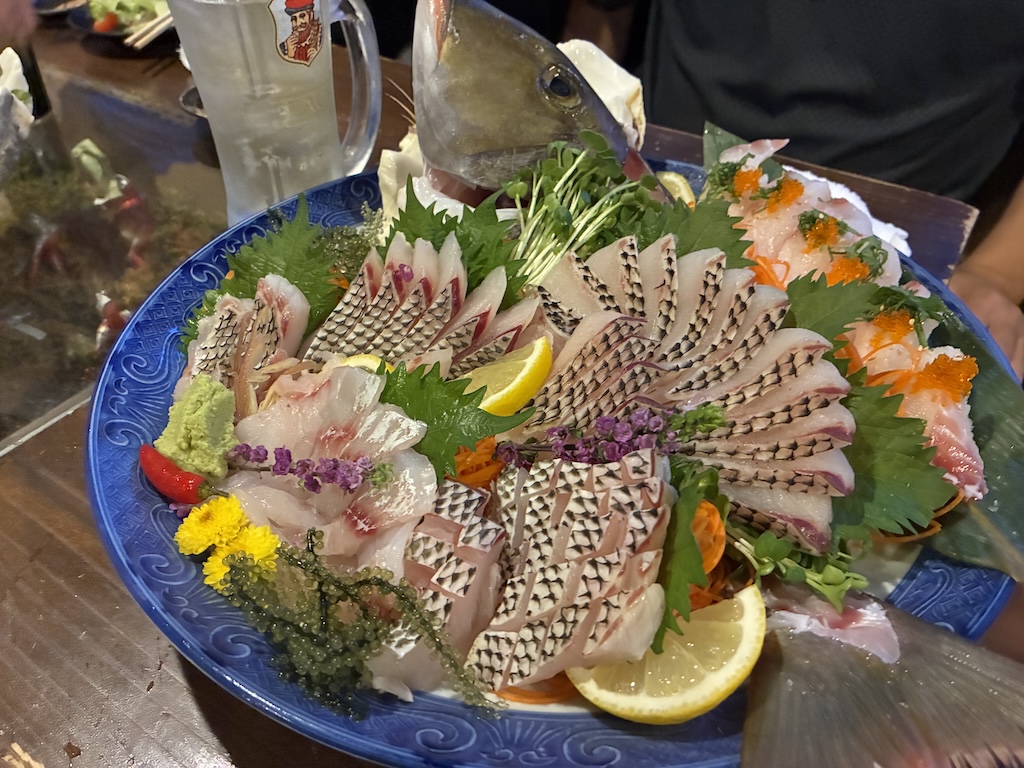 沖繩居酒屋的綜合生魚片拼盤，附帶整尾擺盤——用日本eSIM查食記找到正宗鮮魚店