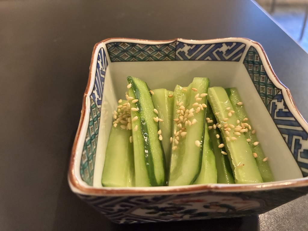 日式青花瓷碗裝盛的醃黃瓜小菜——日本eSIM讓你即時翻譯居酒屋小菜菜單