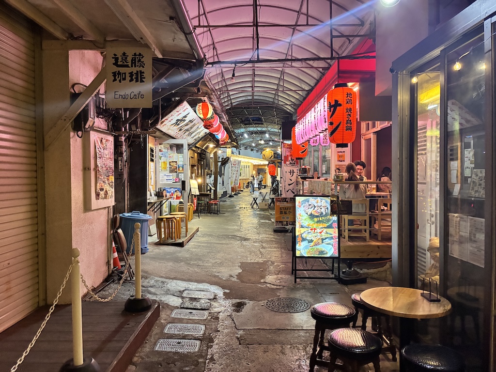 沖繩夜市巷弄的紅色燈籠與小吃攤——用日本eSIM隨時查地圖不迷路