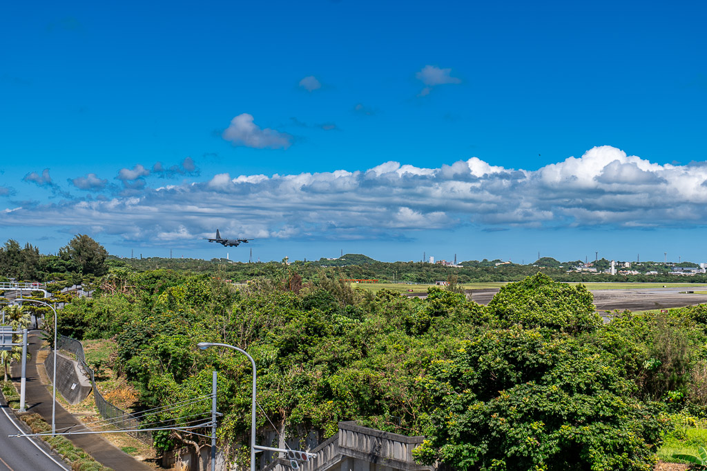 C-130運輸機準備降落嘉手納基地的瞬間
