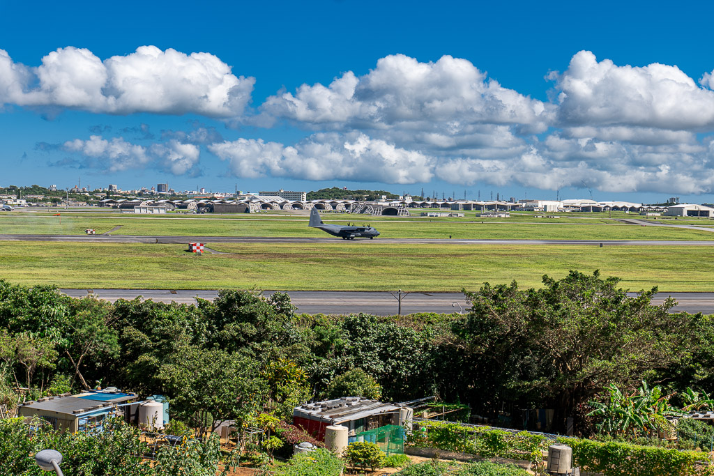 C-130運輸機降落後在嘉手納基地跑道上滑行