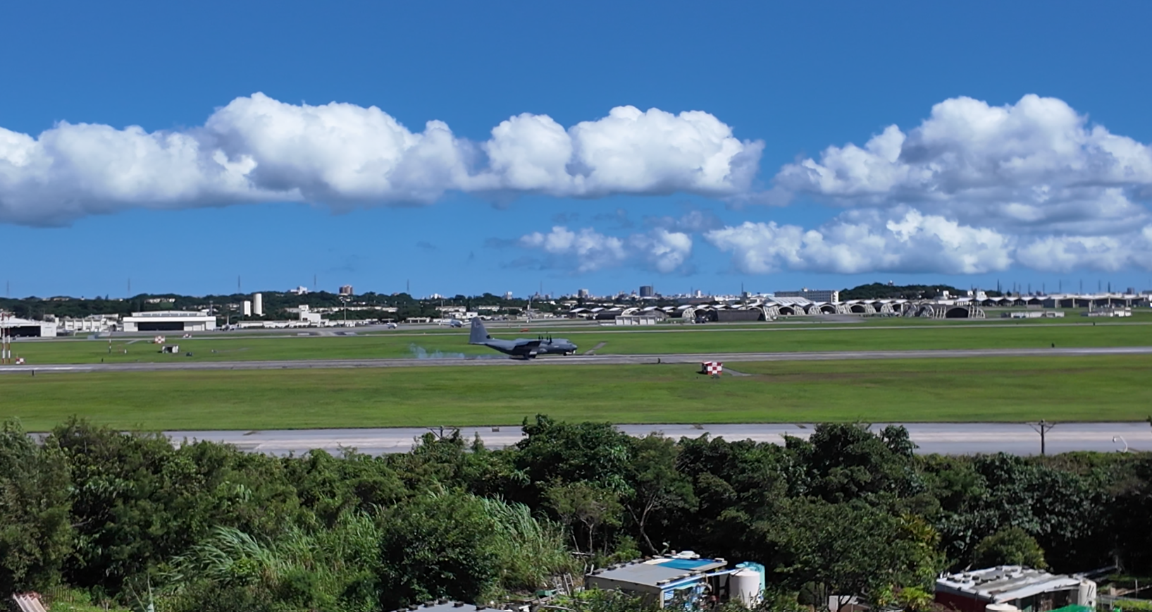 戰鬥機在嘉手納基地跑道上加速起飛