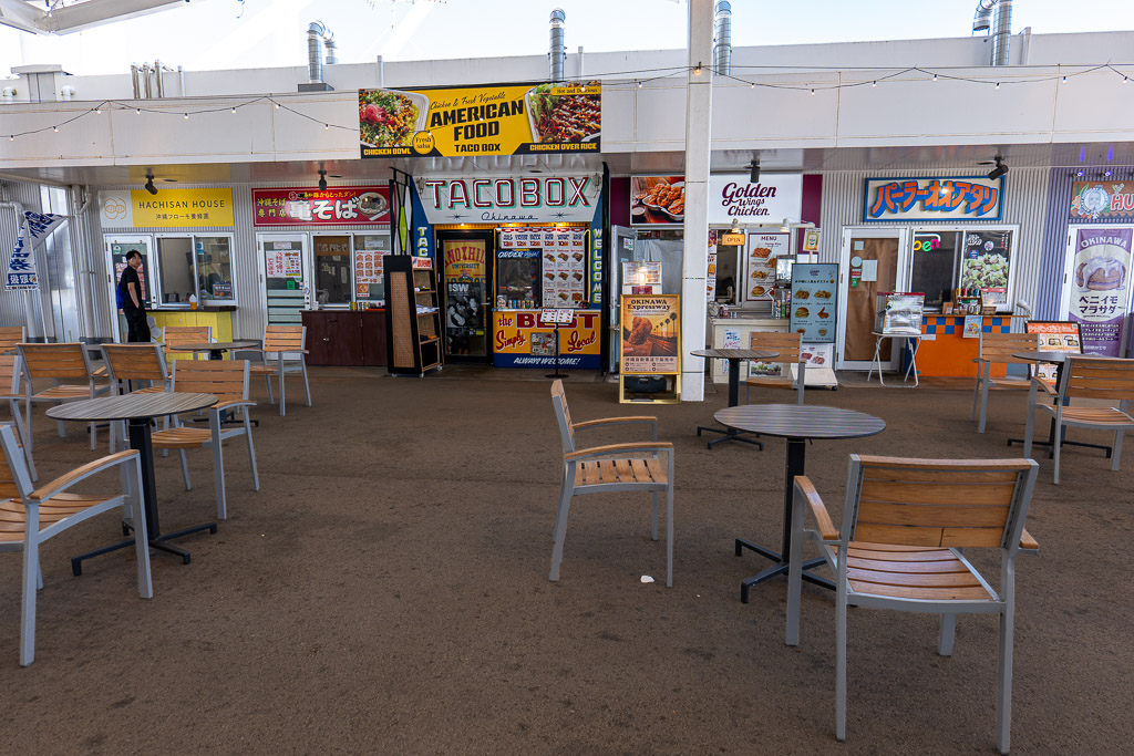 道之驛嘉手納開放式美食廣場聚集塔可飯炸雞沖繩麵等多家店舖