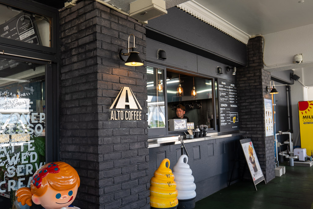 道之驛嘉手納內黑磚牆質感咖啡廳ALTO COFFEE與霜淇淋擺設
