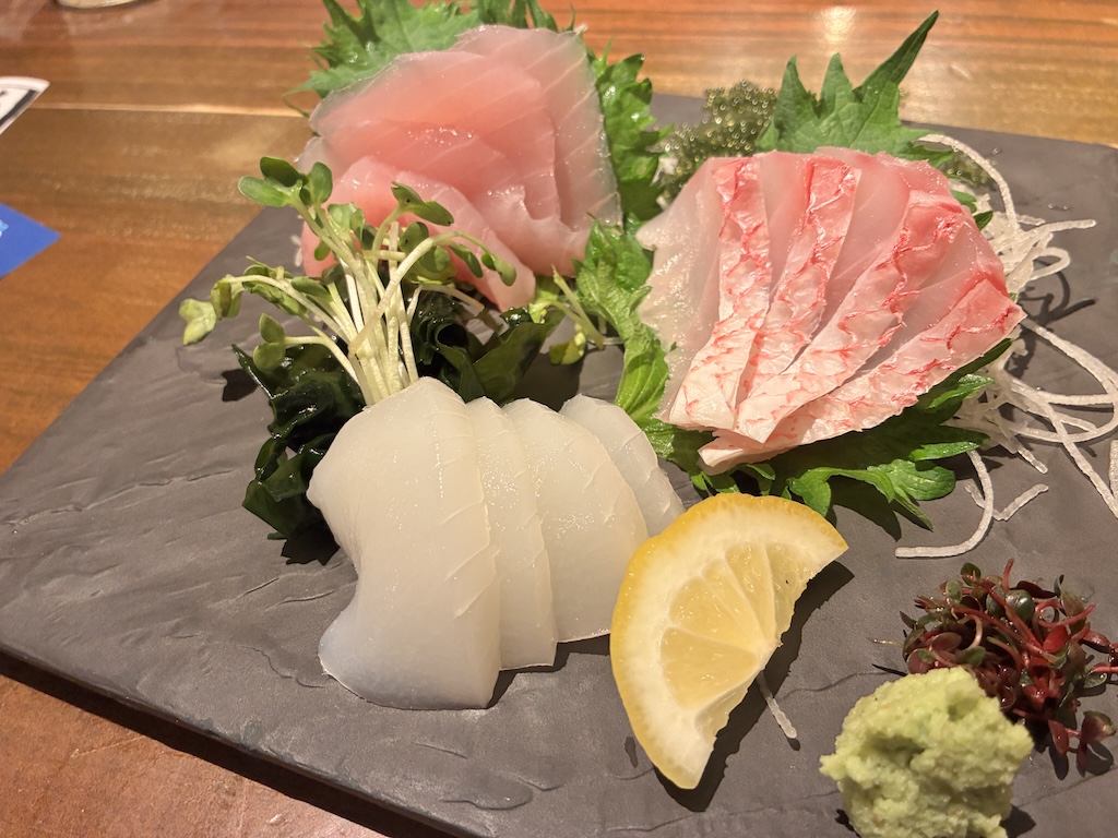 海のちんぼらぁ綜合生魚片 — 鮪魚、真鯛、花枝，配紫蘇葉與海葡萄