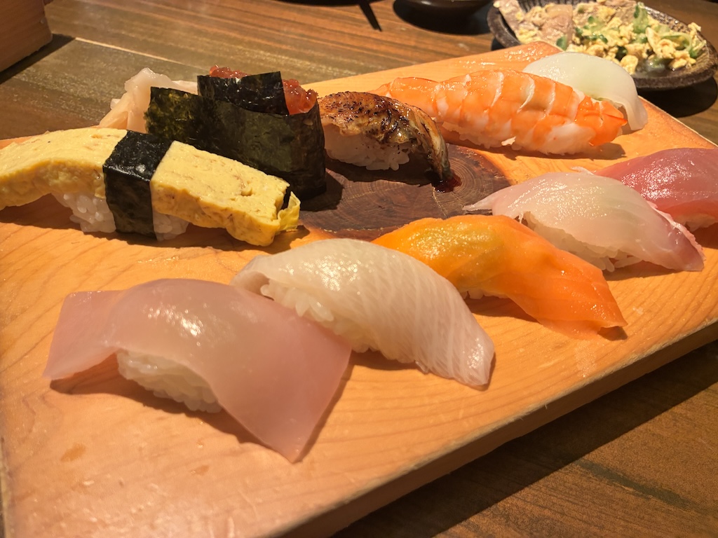 海のちんぼらぁ綜合握壽司 — 鮪魚、蝦、星鰻、玉子燒等當日時令握壽司