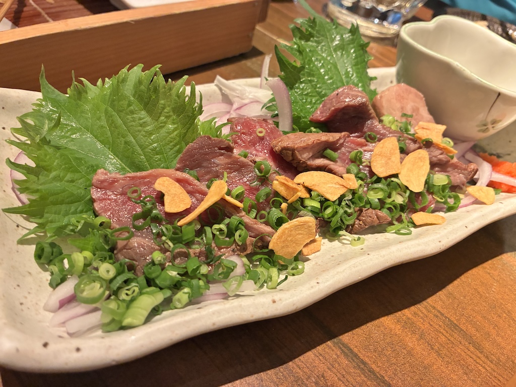 海のちんぼらぁ牛肉Tataki — 配蒜片與青蔥的半生熟牛肉片