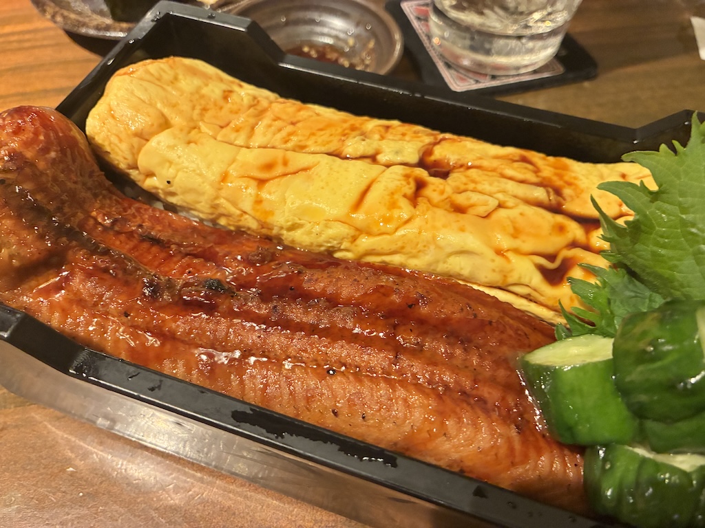 海のちんぼらぁ鰻魚便當 — 醬燒鰻魚與厚切玉子燒並陳