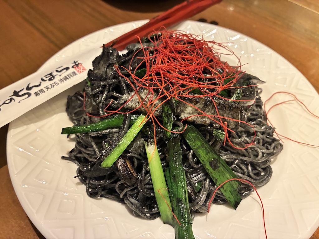 海のちんぼらぁ墨魚汁炒麵 — 黑色麵條上鋪青蔥與紅椒絲