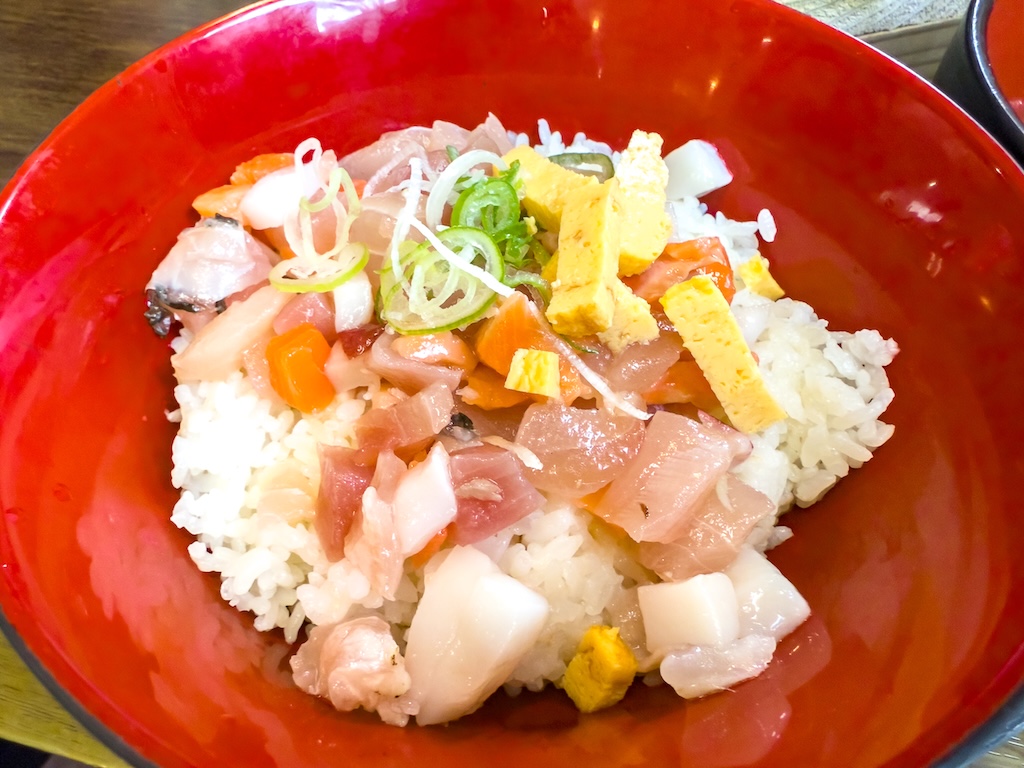 本部午餐 — 沖繩在地海鮮丼，鮪魚・鮭魚・鯛魚搭配玉子燒鋪滿白飯