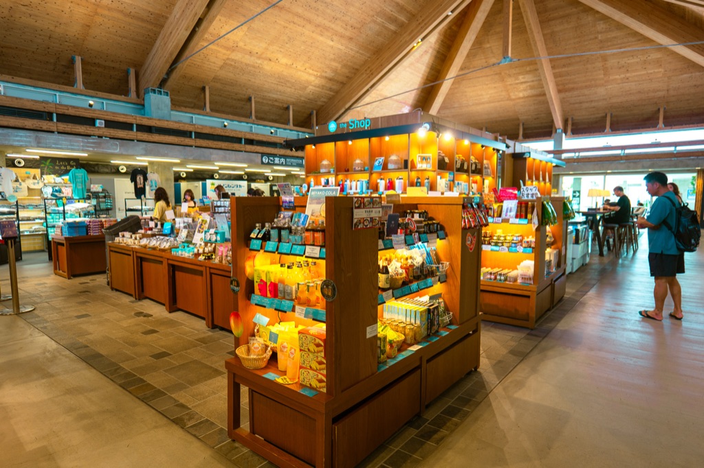 下地島機場航站樓內的紀念品店有宮古島特產