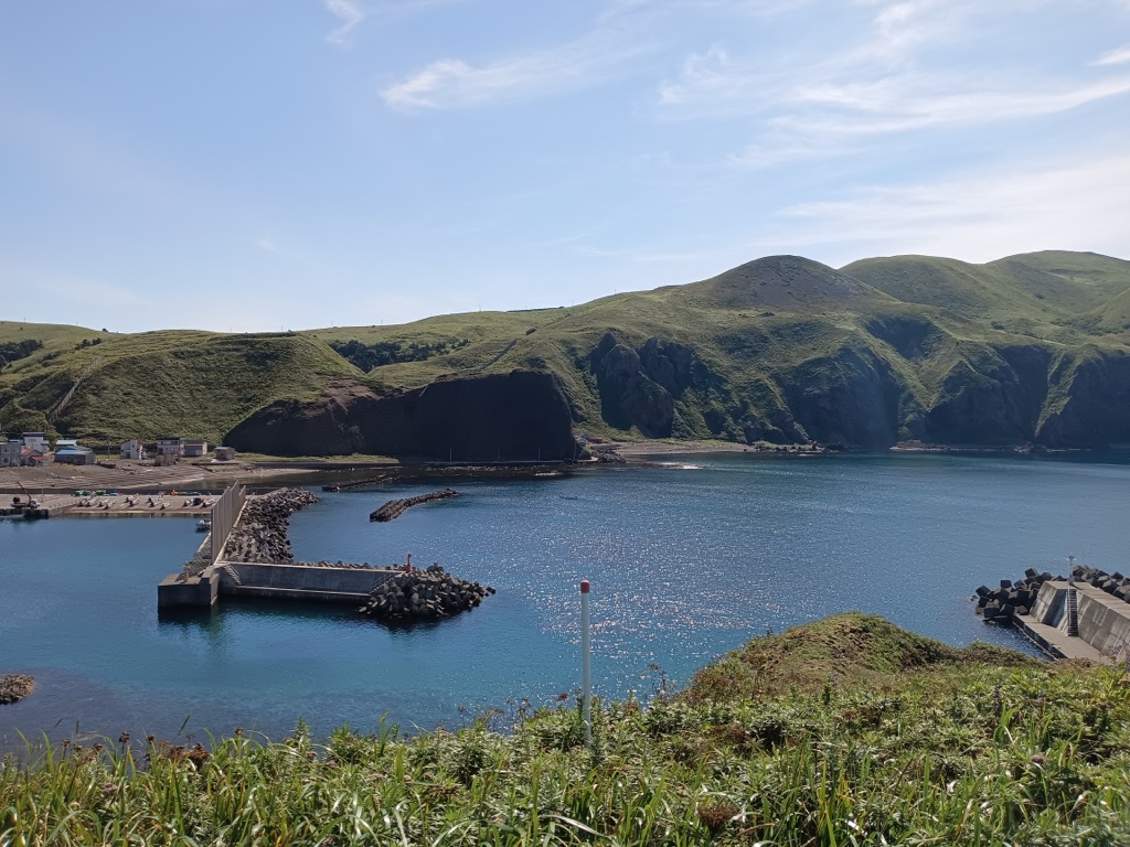 禮文島澄海岬 — 蔚藍海洋與斷崖草原構成的八月全景