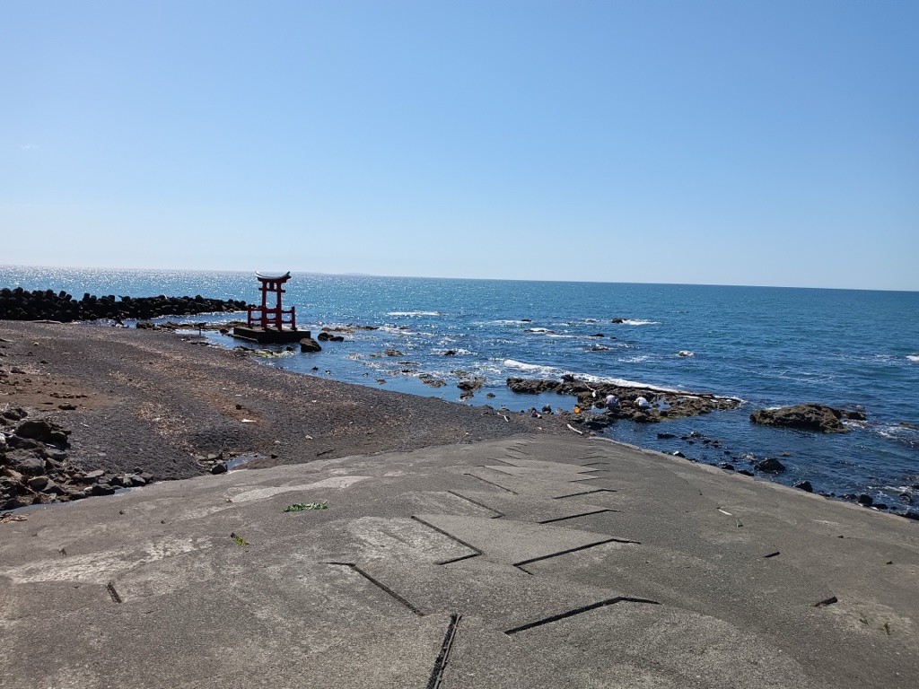 金比羅神社鳥居近拍 — 八月清爽的沿海空氣