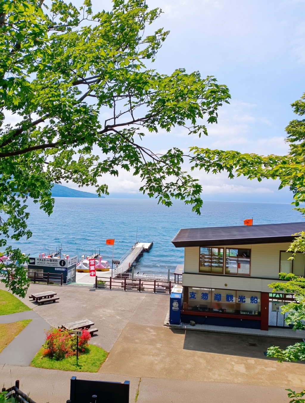 北海道支笏湖 六月 — 透明度極高的湖面上進行SUP的旅客