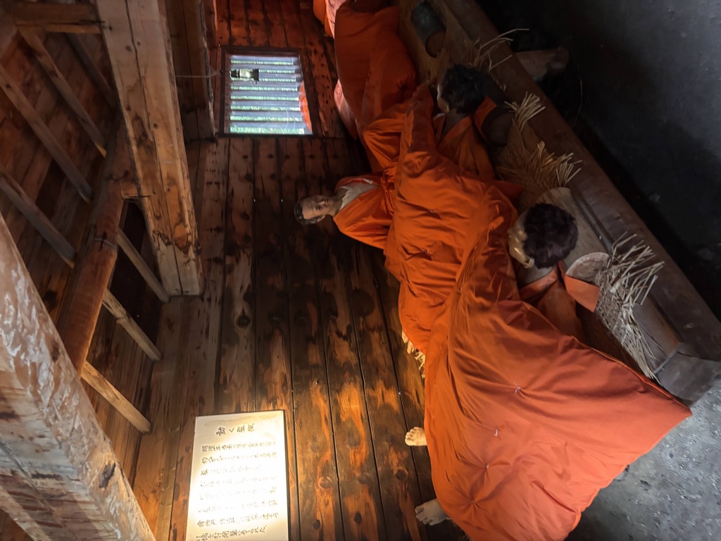 網走監獄博物館展示 — 受刑人夜間就寢的木造牢房重現