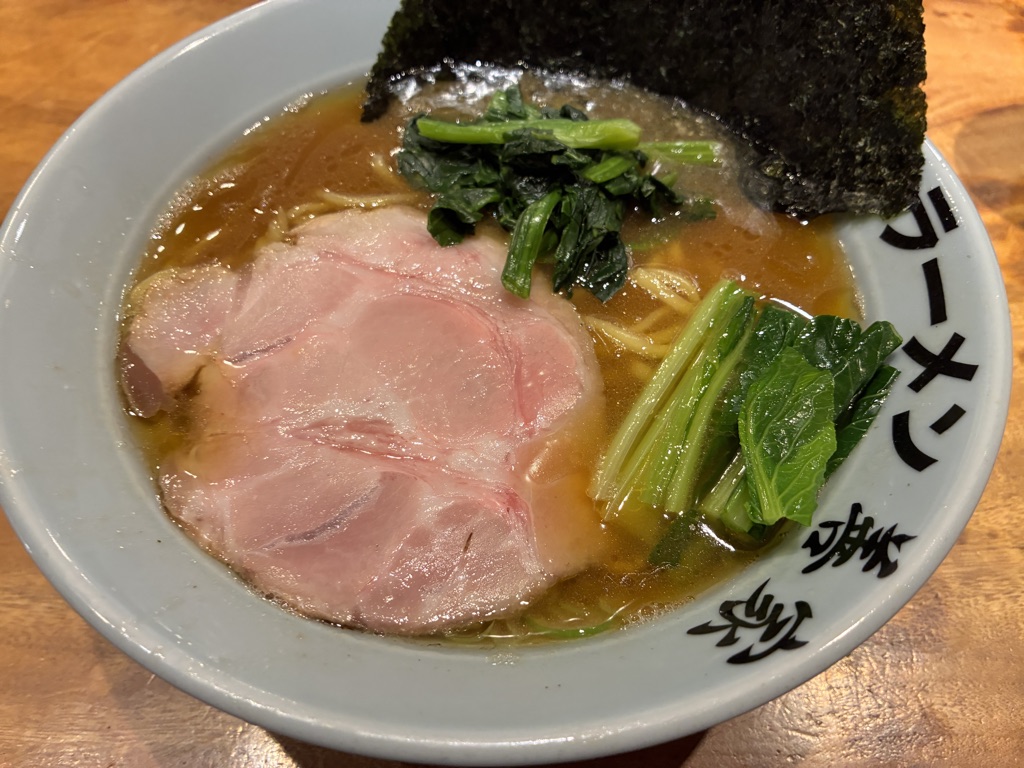 日本傳統醬油拉麵與海苔、叉燒配料，日本美食旅行代表菜色