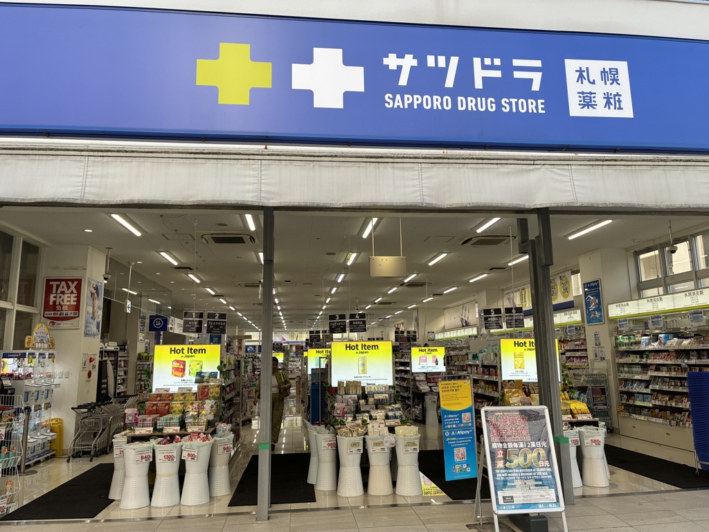 札幌藥妝店招牌與 TAX FREE 免稅標示，日本旅遊必訪購物點