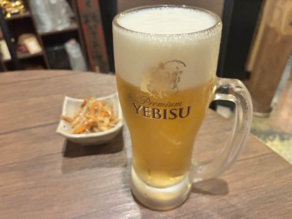 日本居酒屋惠比壽生啤酒與開胃小菜，旅行放鬆的傍晚時光