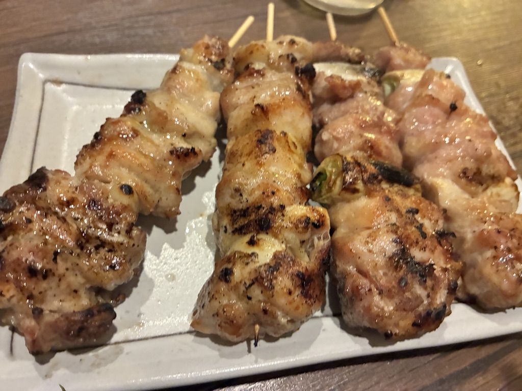 日本居酒屋炭烤雞肉串（燒鳥），旅行必點的下酒好菜