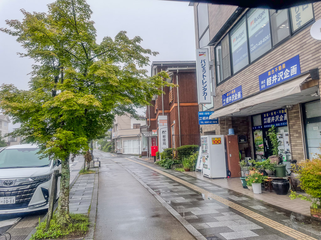 長野租車實測：輕井澤車站前雨後街道與Budget租車門市所在的街區