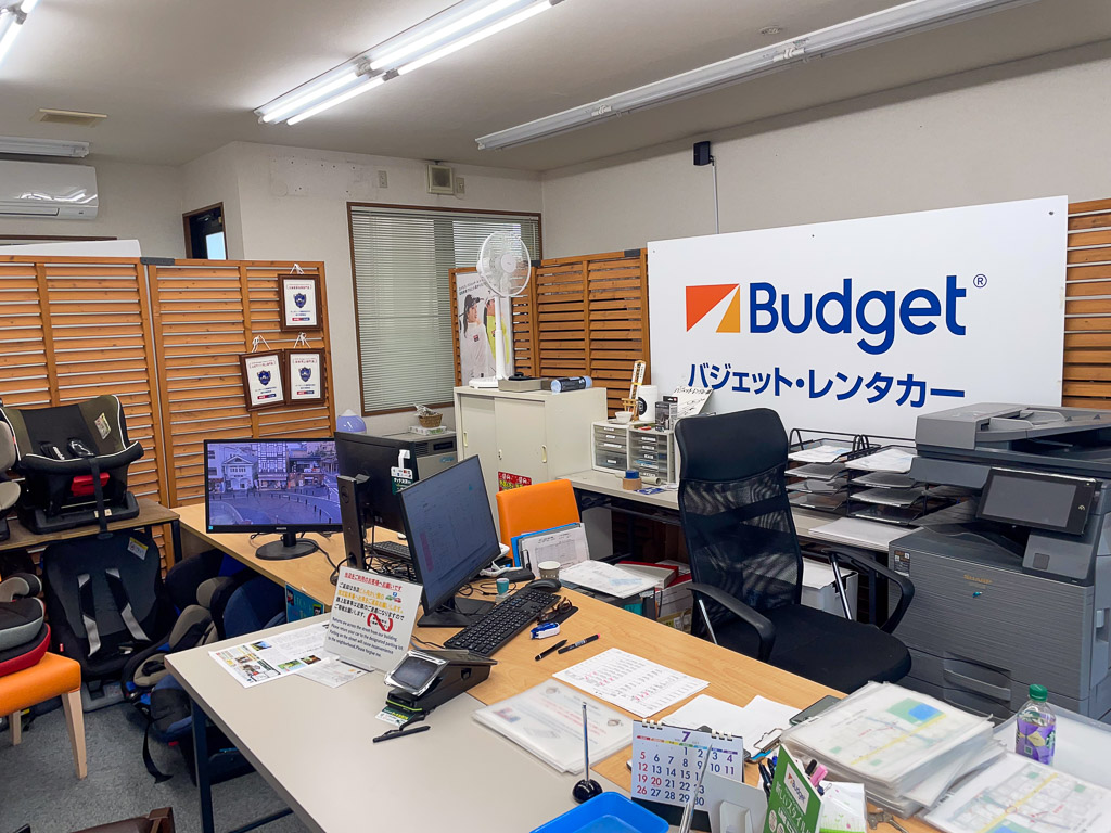 長野租車Budget輕井澤門市內部櫃檯與大型品牌看板