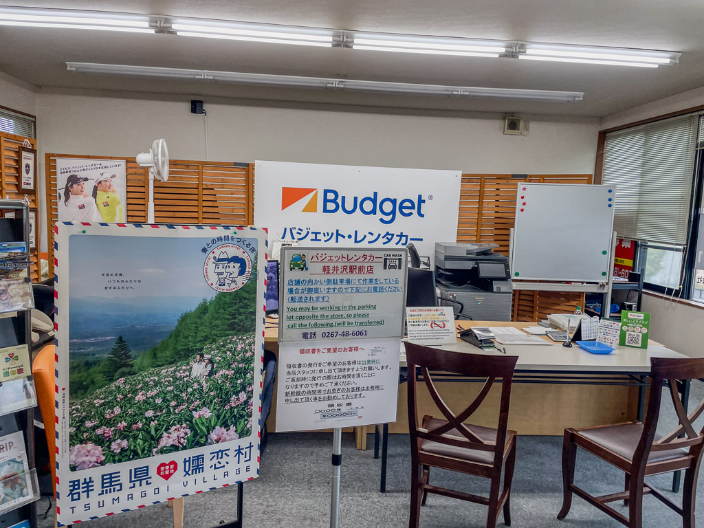 Budget輕井澤門市內部座位與資訊看板