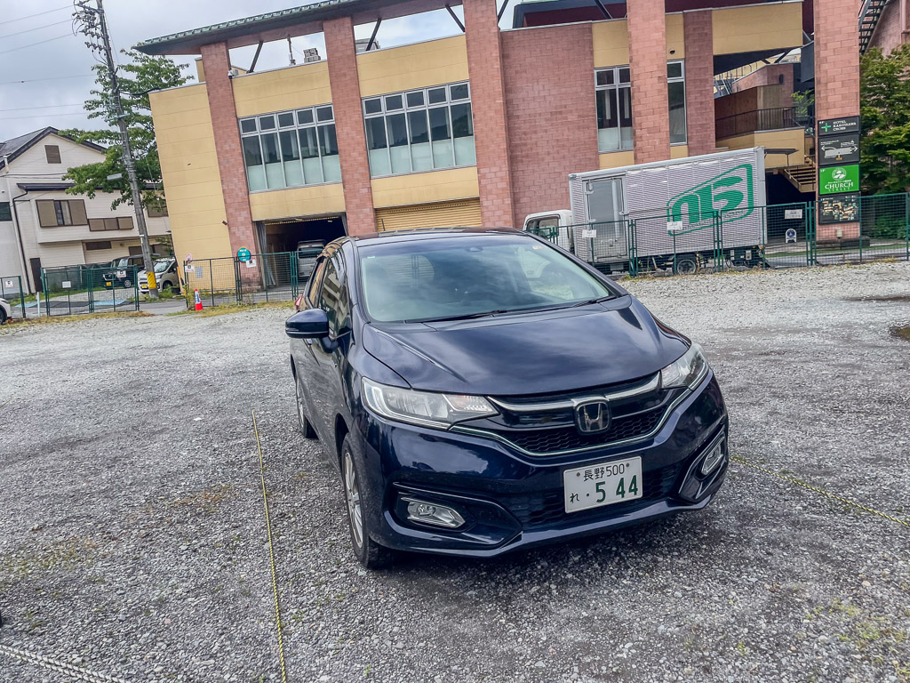 長野租車車輛：深藍色Honda FIT油電車停在輕井澤停車場正面