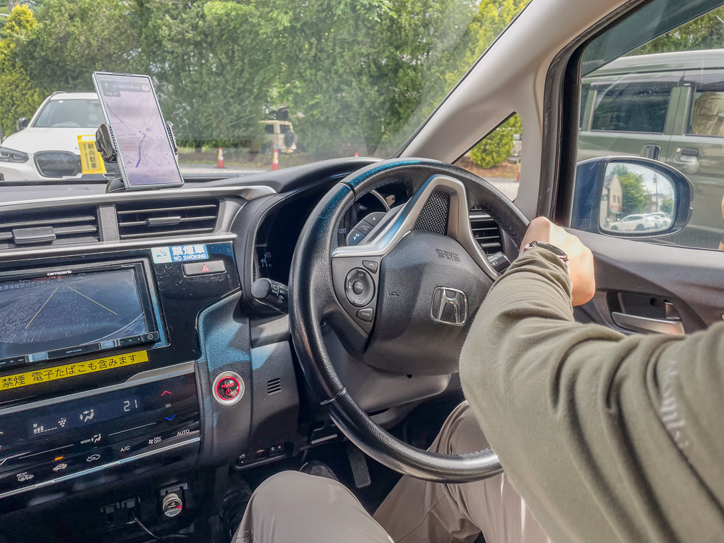 從副駕視角看見的Honda FIT方向盤與手機Google Maps畫面