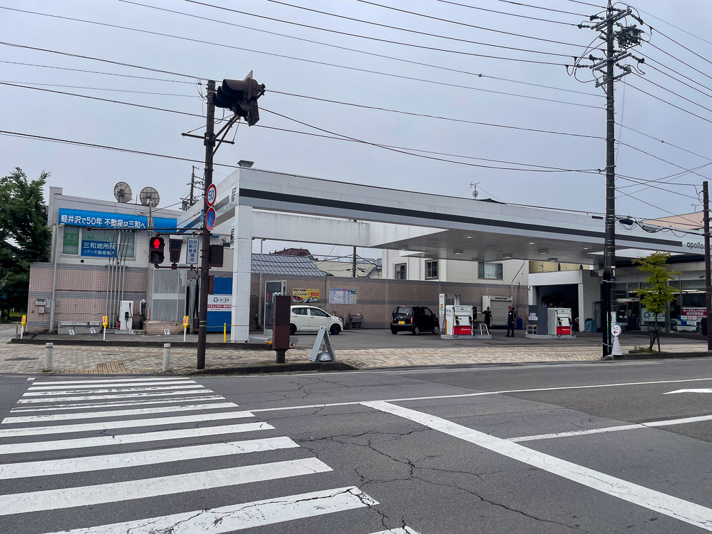 輕井澤市區的加油站與紅綠燈斑馬線街景